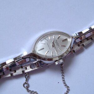 VINTAGE LADY WIND UP SEIKO SOLAR,RUN GREAT ,NEAR MINT